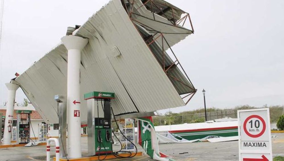 El techo de una gasolinera destruido por el huracán