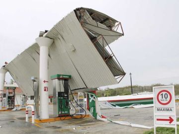 El techo de una gasolinera destruido por el huracán