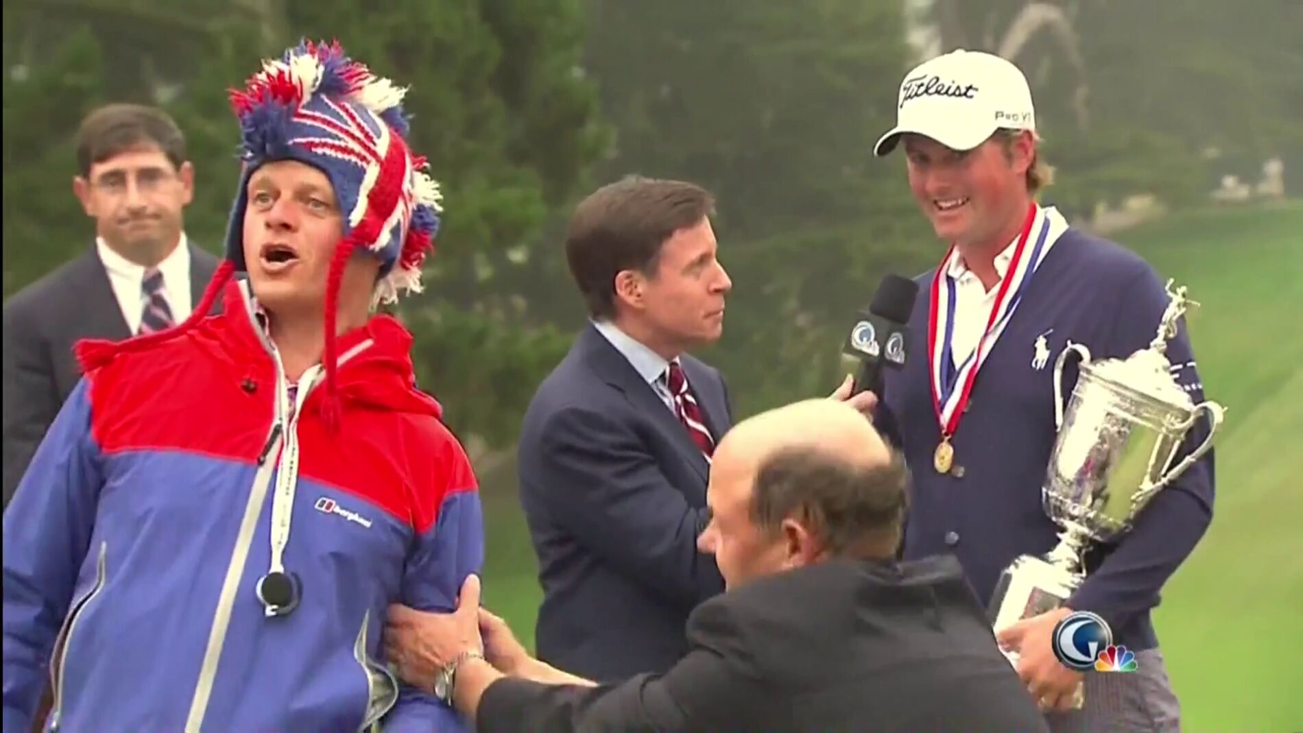Un hombre interrumpe una entrevista con Webb Simpson imitando una gallina