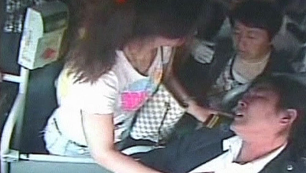 Conductora de autobús china sufre un infarto