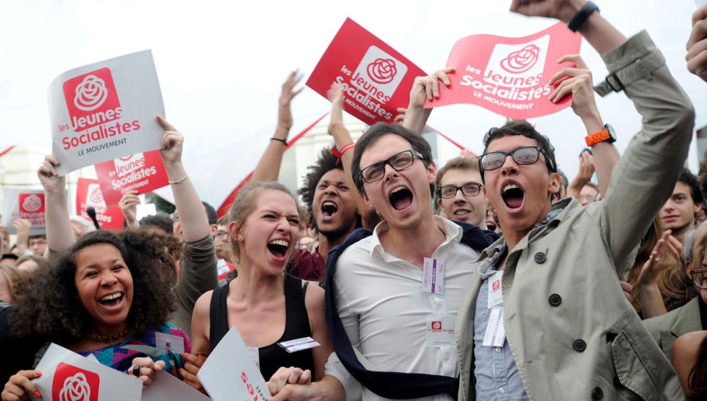 Simpatizantes del partido socialista francés celebran