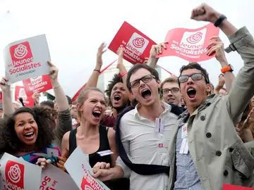Simpatizantes del partido socialista francés celebran Simpatizantes del partido socialista francés celebran
