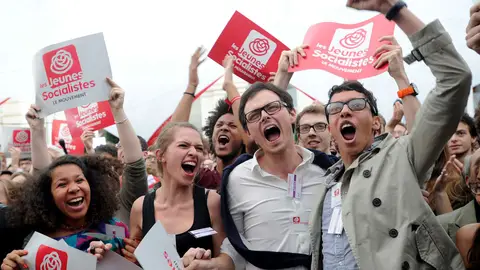 Simpatizantes del partido socialista francés celebran Simpatizantes del partido socialista francés celebran