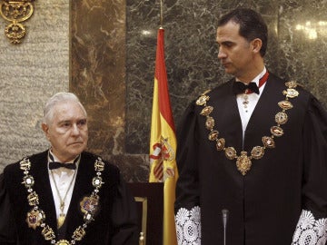 Carlos Dívar junto al príncipe Felipe