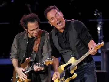 El cantante estadounidense Bruce Springsteen y el guitarrista Nils Lofgren El cantante estadounidense Bruce Springsteen y el guitarrista Nils Lofgren