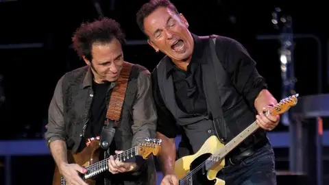 El cantante estadounidense Bruce Springsteen y el guitarrista Nils Lofgren El cantante estadounidense Bruce Springsteen y el guitarrista Nils Lofgren
