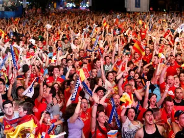 Los aficionados de la selección celebran el gol de Navas Los aficionados de la selección celebran el gol de Navas