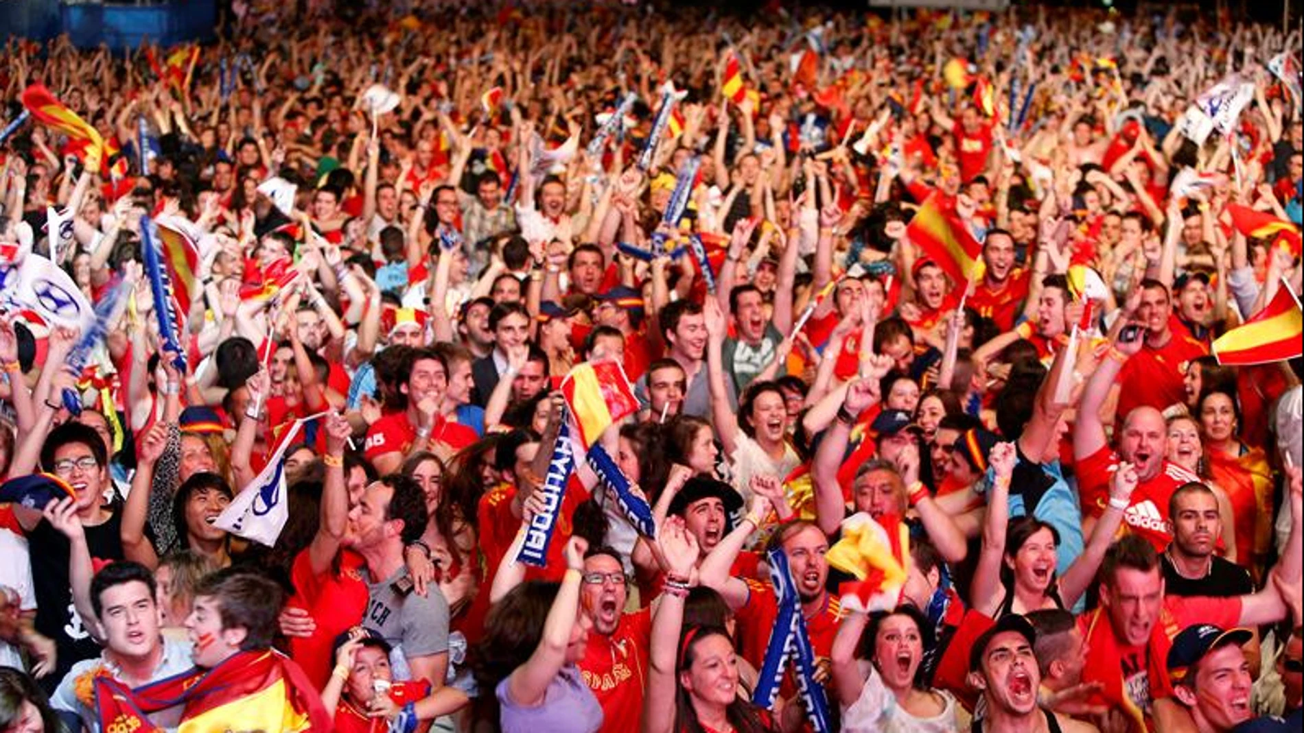 Los aficionados de la selección celebran el gol de Navas Los aficionados de la selección celebran el gol de Navas