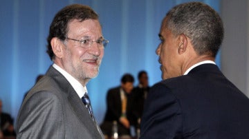 Mariano Rajoy charla con Barack Obama