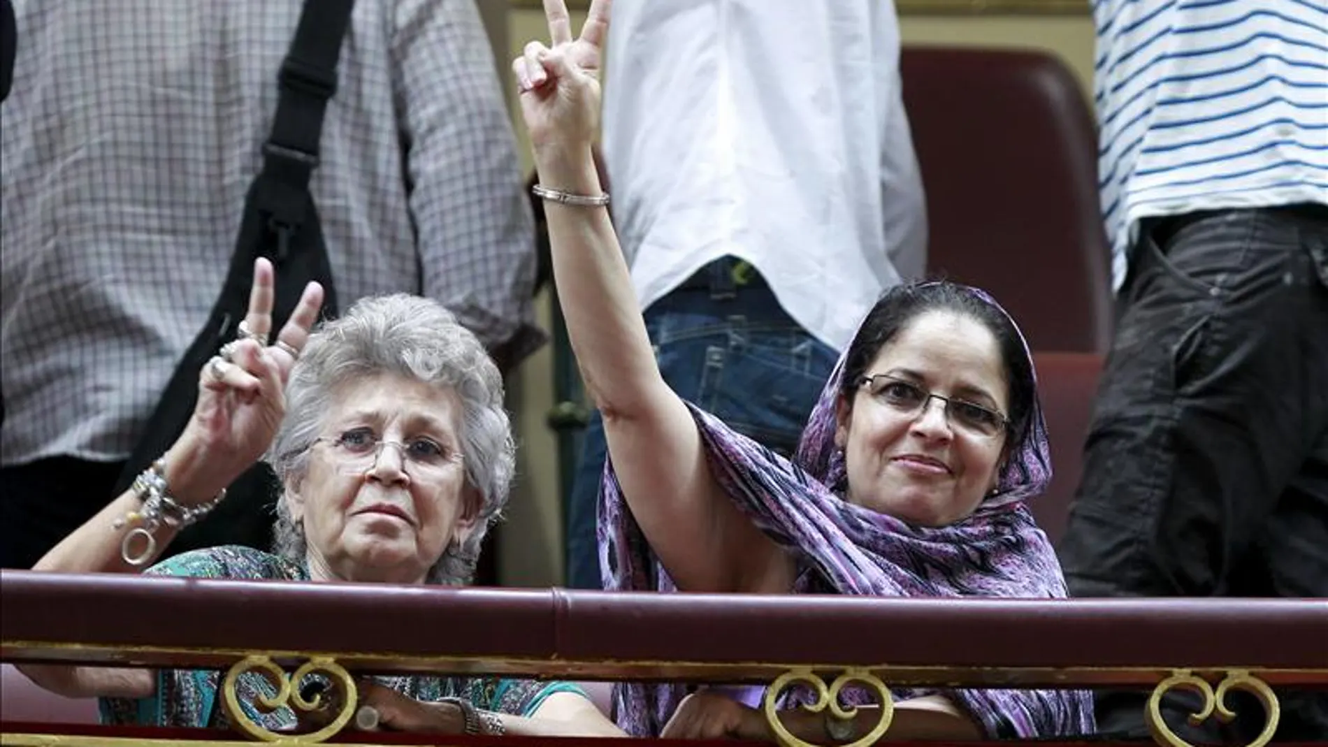 Pilar Bardem con activistas saharauis en el Congreso Pilar Bardem con activistas saharauis en el Congreso