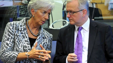 Christine Lagarde charla con Olli Rehn