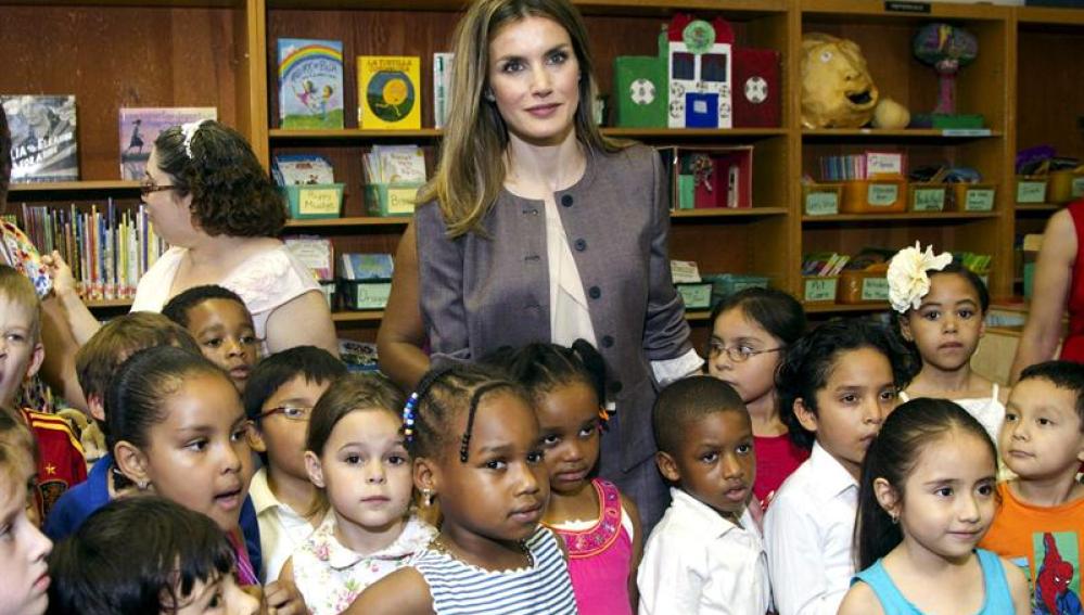 Letizia junto a los alumnos de una escuela bilingüe en Nueva York