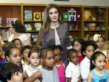 Letizia junto a los alumnos de una escuela bilingüe en Nueva York Letizia junto a los alumnos de una escuela bilingüe en Nueva York
