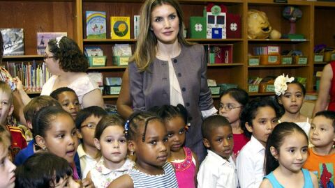 Letizia junto a los alumnos de una escuela biling&uuml;e en Nueva York