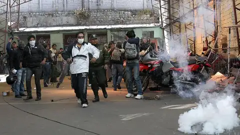 Decenas de policías, con el apoyo de sus esposas, ocupan violentamente el cuartel Decenas de policías, con el apoyo de sus esposas, ocupan violentamente el cuartel