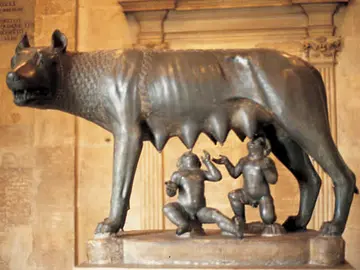 Escultura de la loba capitolina, que se muestra en Roma Escultura de la loba capitolina, que se muestra en Roma