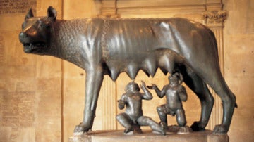 Escultura de la loba capitolina, que se muestra en Roma