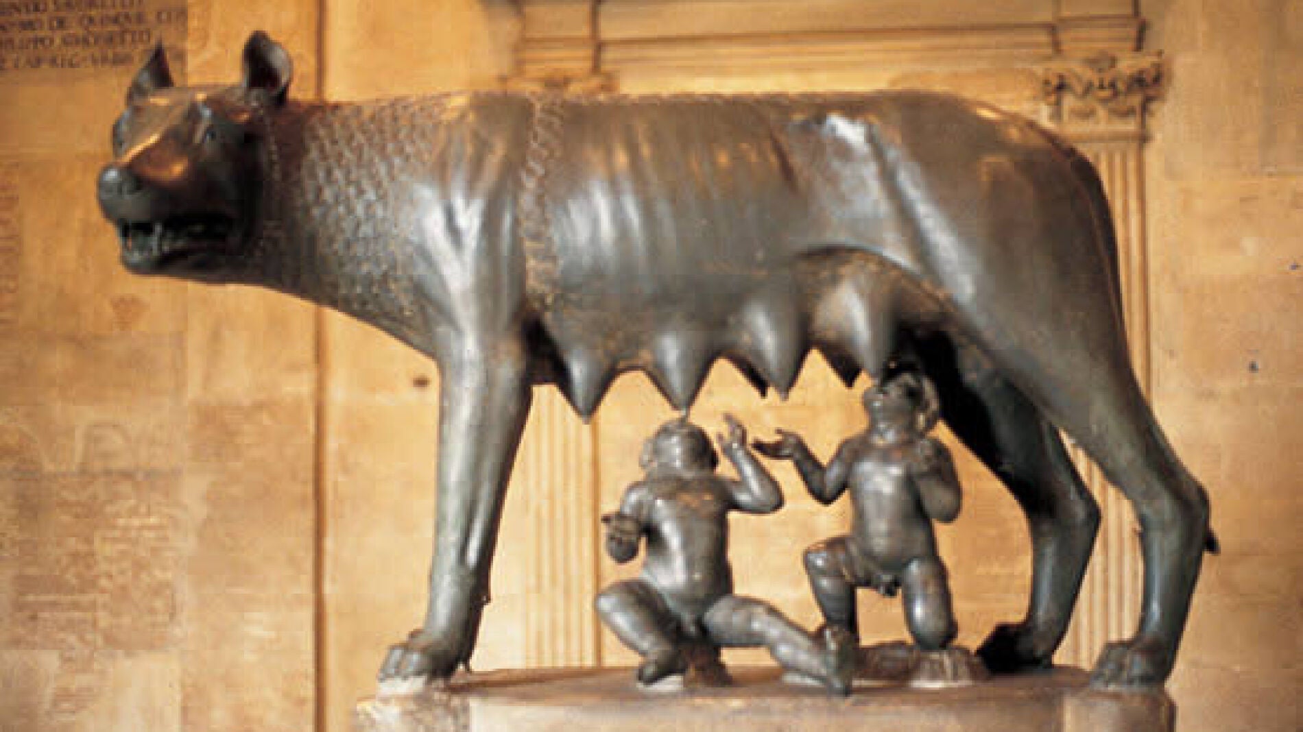 Escultura de la loba capitolina, que se muestra en Roma