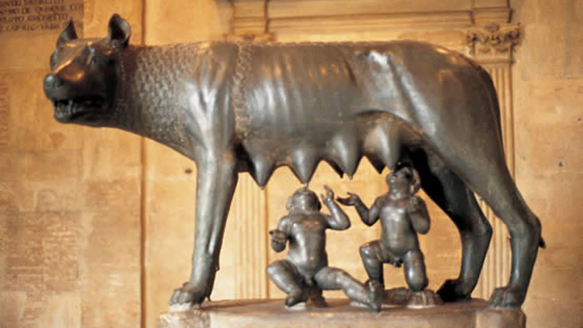 Escultura de la loba capitolina, que se muestra en Roma Escultura de la loba capitolina, que se muestra en Roma