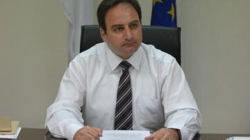 el portavoz del gobierno chipriota, Stefanos Stefanou
