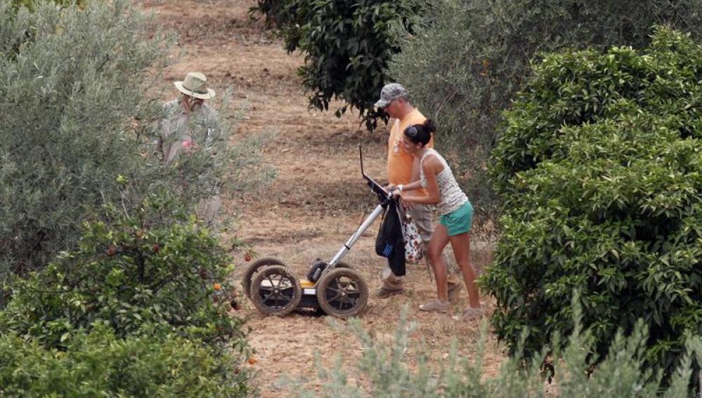 Técnicos de la Universidad de Huelva, utilizan un georradar