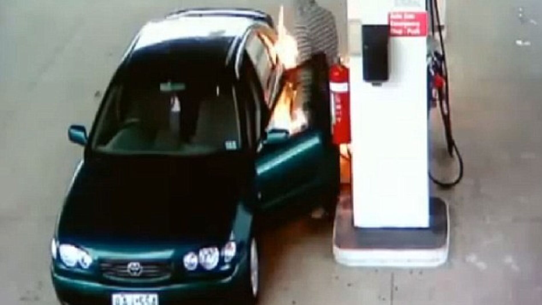 Momento en que la manguera se prende fuego