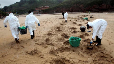 Recogen fuel de la playa de Carre&ntilde;o