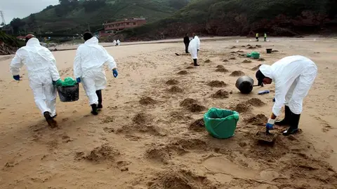 Recogen fuel de la playa de Carreño Recogen fuel de la playa de Carreño