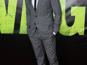 Taylor Kitsch, muy guapo con traje y corbata