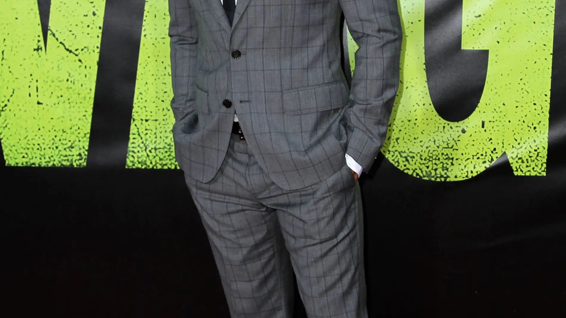 Taylor Kitsch, muy guapo con traje y corbata