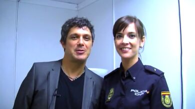 La Policía Nacional celebra sus 200.000 seguidores en twitter con @alejandrosanz