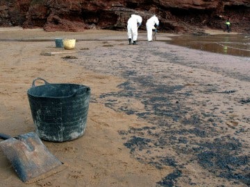 Playa de Xivares después del vertido