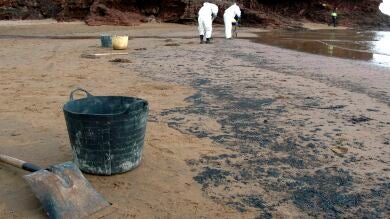 El operativo de limpieza en Asturias retira 30 metros cúbicos de materia en las playas de Carreño