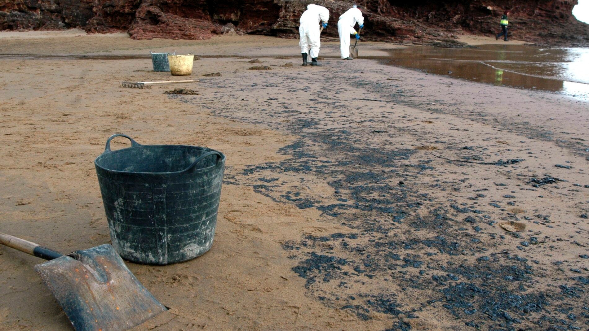 Playa de Xivares despu&eacute;s del vertido