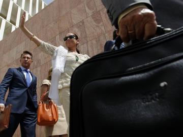 La tonadillera Isabel Pantoja saluda a la salida de la Audiencia Provincial de Málaga 