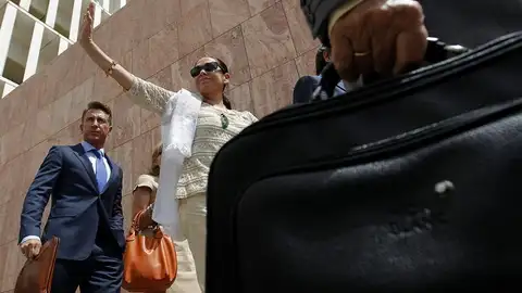 La tonadillera Isabel Pantoja saluda a la salida de la Audiencia Provincial de Málaga La tonadillera Isabel Pantoja saluda a la salida de la Audiencia Provincial de Málaga