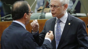 El presidente del Consejo Europeo, Herman Van Rompuy conversa con el presidente francés François Hollande