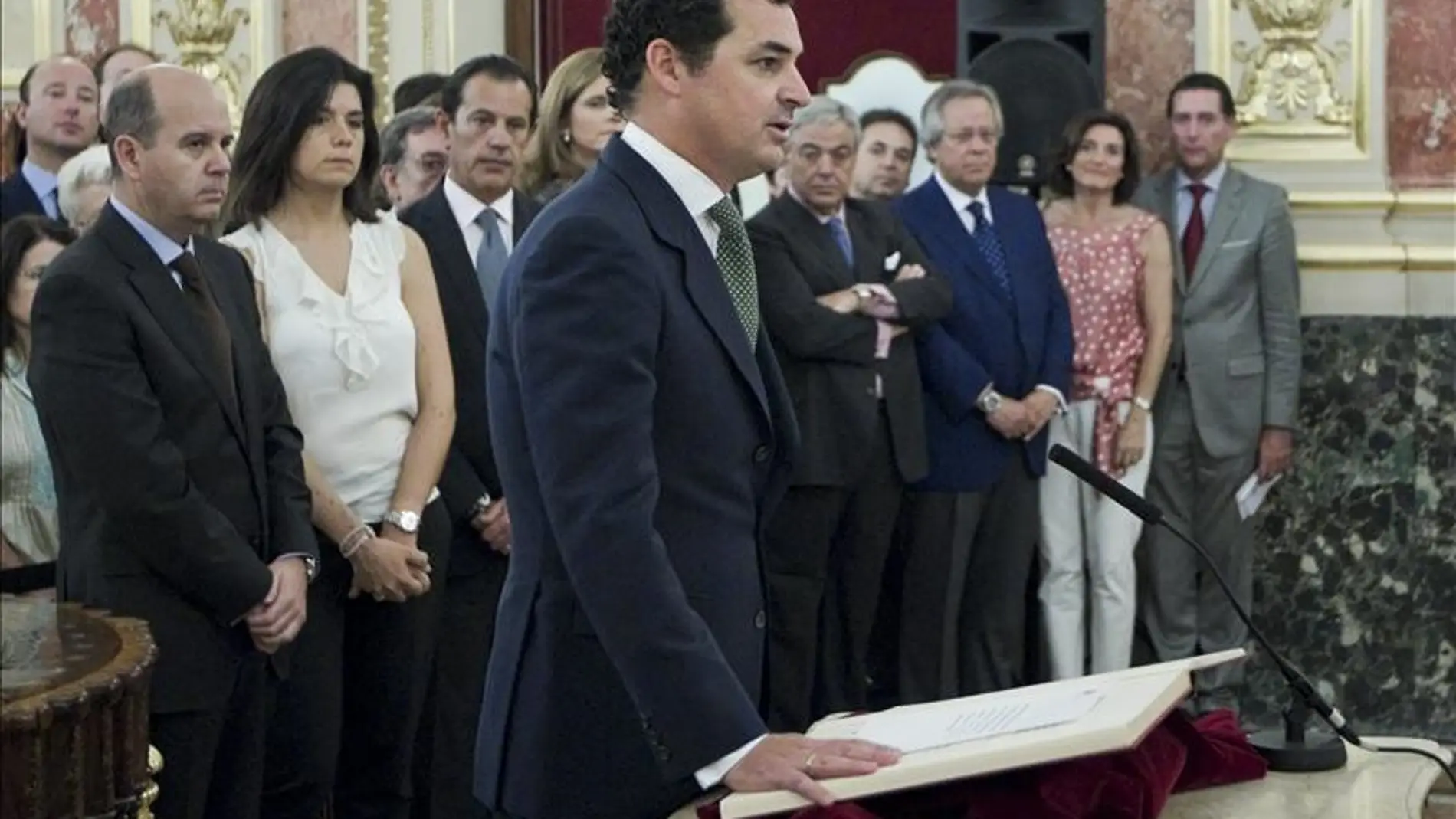 González-Echenique jurando su cargo como presidente de RTVE en el Congreso