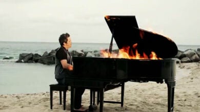 Alejandro Sanz estrena el videoclip de 'No me compares' con una historia incendiaria