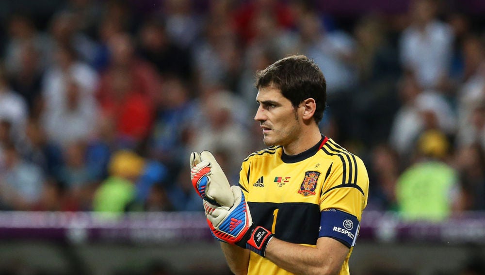 Iker Casillas se ajusta los guantes en un partido de la Eurocopa