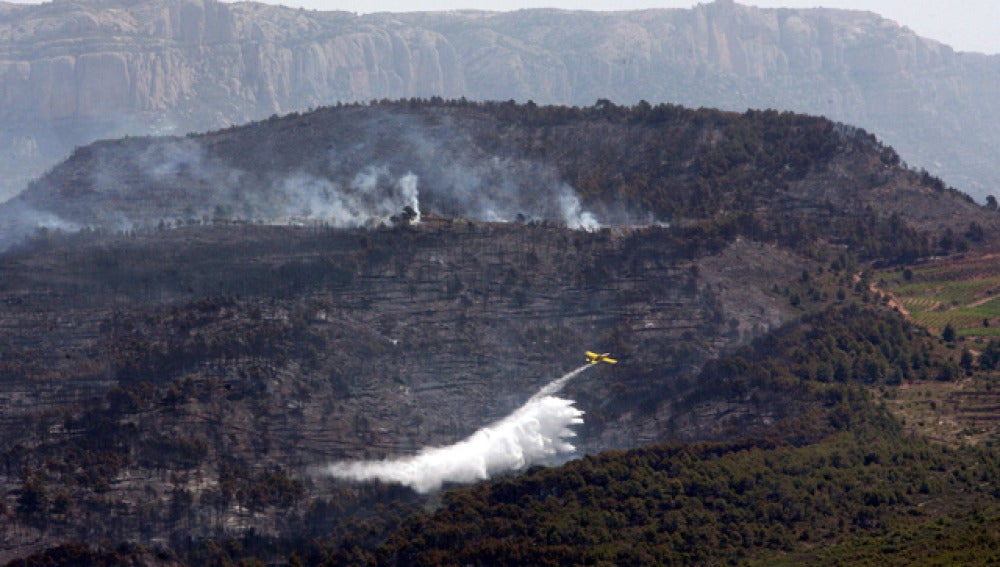 Las lluvias ayudan a controlar los incendios de Barcelona