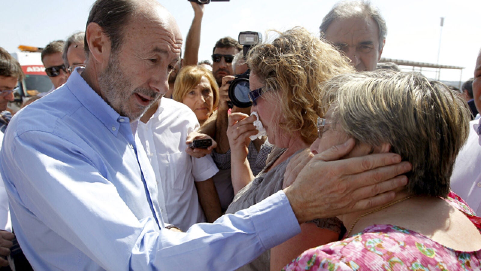 Miembros del gobierno y del PSOE visitan la zona afectada por el incendio en Valencia