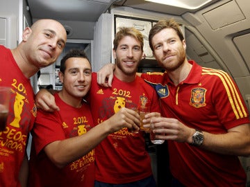 epe Reina, Santiago Cazorla, Sergio Ramos y Xabi Alonso posan en el avión