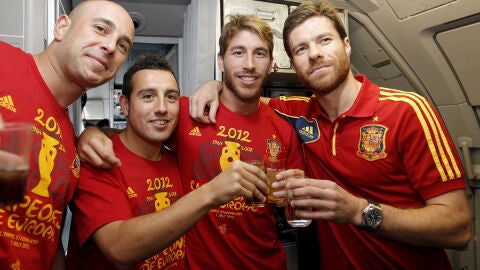 epe Reina, Santiago Cazorla, Sergio Ramos y Xabi Alonso posan en el avi&oacute;n