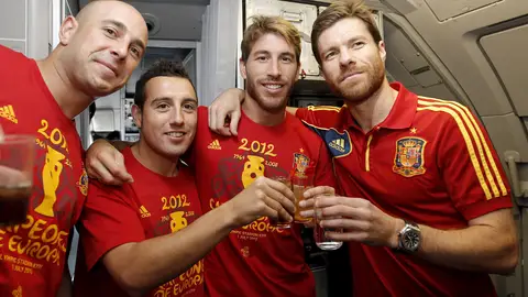 epe Reina, Santiago Cazorla, Sergio Ramos y Xabi Alonso posan en el avión epe Reina, Santiago Cazorla, Sergio Ramos y Xabi Alonso posan en el avión