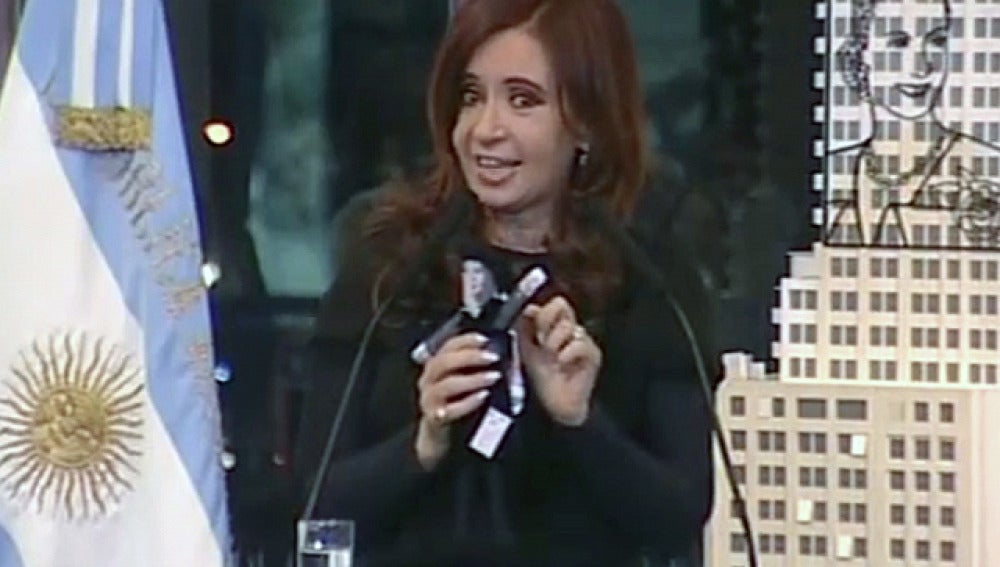 Cristina Fernández presenta a su muñeca