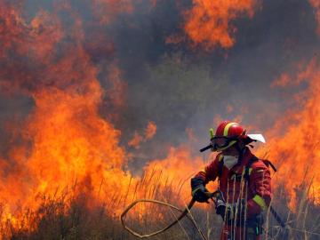 Un miembro de la Unidad Militar de Emergencias