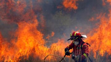 Un miembro de la Unidad Militar de Emergencias