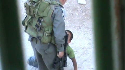 Polic&iacute;a golpea a ni&ntilde;o palestino