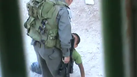 Policía golpea a niño palestino Policía golpea a niño palestino